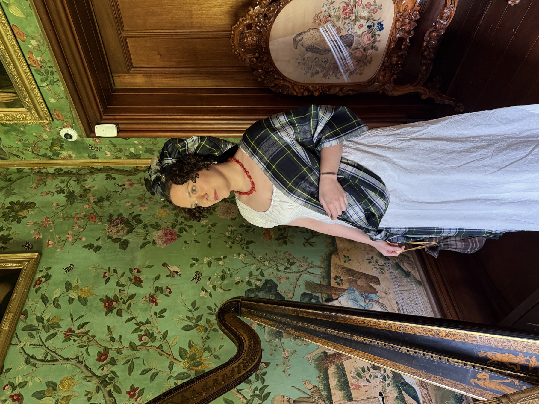 Victoria Markl in historischem Kostüm in einem historischen Interieur